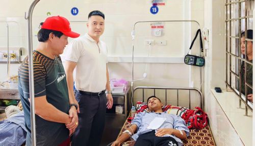  Đại diện CLB Hà Tĩnh đến thăm Doãn Ngọc Tân. Ảnh: CLB Hà Tĩnh. 