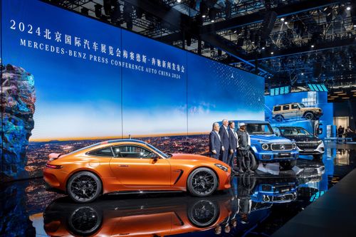 Mercedes-Benz đang phải đối mặt với áp lực ngày càng lớn từ chi phí thuế quan và sự cạnh tranh gay gắt của các hãng xe Trung Quốc trong lĩnh vực EV. Tuy nhiên, tập đoàn đã ghi nhận lợi nhuận hoạt động (EBIT) 1,5 tỷ Euro trong quý II/2026.