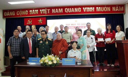 Ban tổ chức tặng quà các nạn nhân, gia đình nạn nhân bị ảnh hưởng bởi chất độc da cam/dioxin