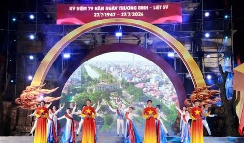 Chương trình được dàn dựng công phu với ba chương nghệ thuật xuyên suốt, tái hiện hành trình lịch sử hào hùng của dân tộc