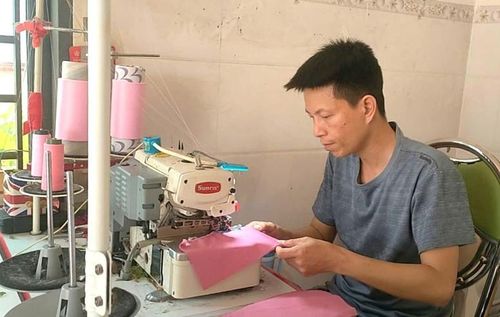 Nhờ vốn vay, anh Biểu đầu tư thêm các loại máy may gia công