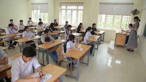 Thí sinh tham dự kỳ thi tốt nghiệp trung học phổ thông tại điểm thi Trường trung học phổ thông A Thanh Liêm, tỉnh Ninh Bình. (Ảnh: Thế Đại)