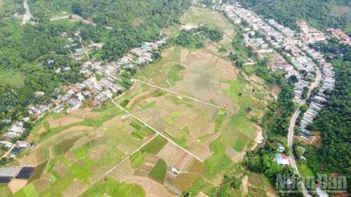 Xã Cốc San có cảnh quan thiên nhiên tươi đẹp, tạo điều kiện thuận lợi để phát triển du lịch.