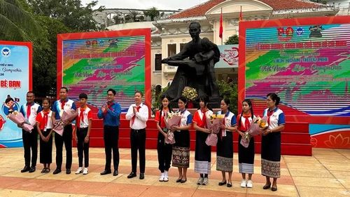 Đại diện lãnh đạo Thành phố Hồ Chí Minh tặng hoa đoàn đại biểu thiếu nhi Lào và Campuchia tham gia liên hoan.