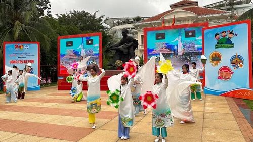 Các em thiếu nhi biểu diễn một tiết mục múa chào mừng liên hoan.