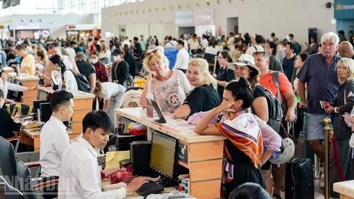Du khách làm thủ tục tại Cảng Hàng không Quốc tế Phú Quốc.