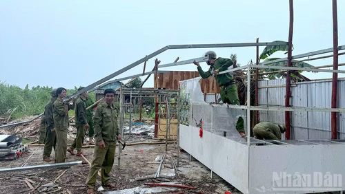 Chính quyền xã Đá Bạc (tỉnh Cà Mau) huy động các lực lượng tại chỗ giúp dân khắc phục hậu quả sau dông lốc.