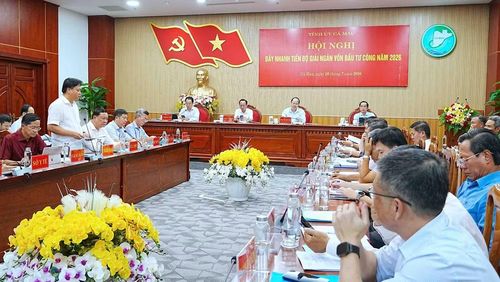 Giám đốc Sở Nông nghiệp và Môi trường tỉnh Cà Mau Tô Hoài Phương (đứng) báo cáo một số khó khăn trong công tác giải phóng mặt bằng tại hội nghị.