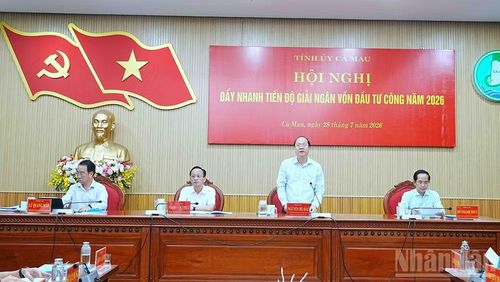 Đồng chí Nguyễn Hồ Hải, Ủy viên Trung ương Đảng, Bí thư Tỉnh ủy Cà Mau (đứng) phát biểu chỉ đạo tại hội nghị.
