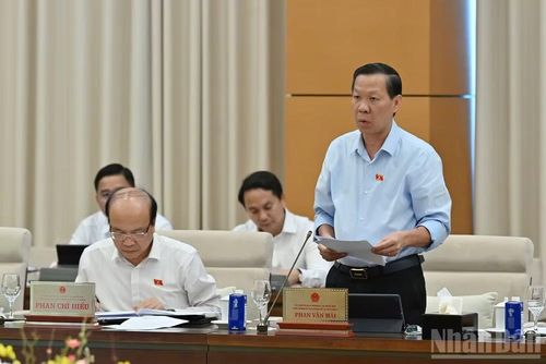 Chủ nhiệm Ủy ban Kinh tế và Tài chính Phan Văn Mãi nêu quan điểm thẩm tra. (Ảnh: THỦY NGUYÊN)