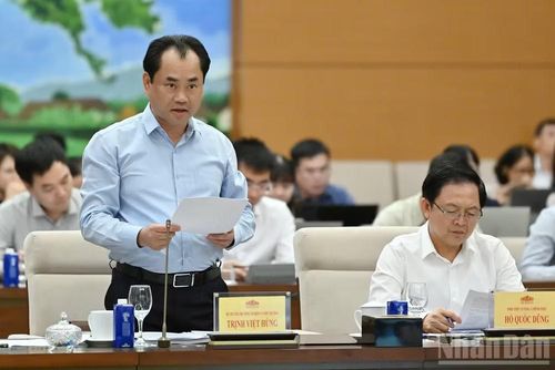 Bộ trưởng Nông nghiệp và Môi trường Trịnh Việt Hùng trình bày tờ trình tại phiên họp. (Ảnh: THỦY NGUYÊN)