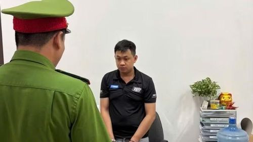 Đối tượng Lê Việt Cường tại Cơ quan điều tra. (Ảnh: Công an cung cấp)