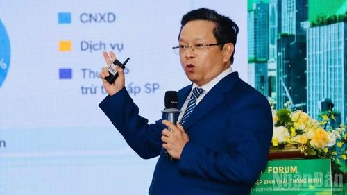 Tiến sĩ Nguyễn Đức Hiển, Phó Trưởng Ban Chính sách, chiến lược Trung ương, trình bày tham luận.
