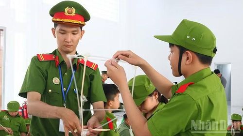 Chiến sĩ tham gia các trò chơi trong chương trình "Học làm chiến sĩ Công an".
