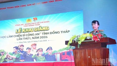Đại tá Võ Thị Hoài Ngọc, Phó Giám đốc Công an tỉnh, Trưởng Ban tổ chức phát biểu tại chương trình "Học làm chiến sĩ Công an".