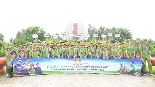 Chiến sĩ tham gia viếng Nghĩa trang liệt sĩ tỉnh Đồng Tháp.