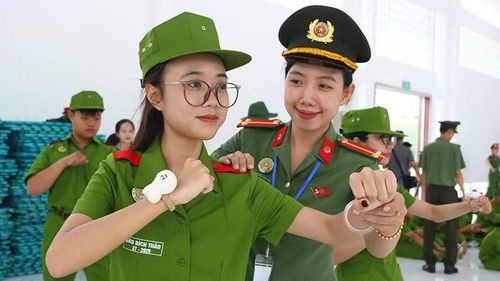 Hướng dẫn võ thuật Công an nhân dân cho các chiến sĩ.