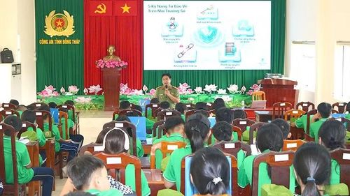 Các chiến sĩ tại buổi tuyên truyền phòng, chống tội phạm trên không gian mạng.