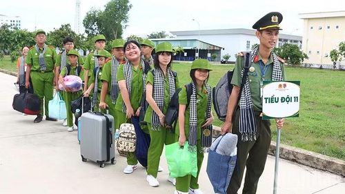 Các chiến sĩ tập trung nhận chỗ nghỉ.