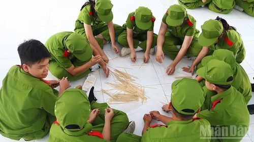 Chiến sĩ tham gia các trò chơi trong chương trình "Học làm chiến sĩ Công an".
