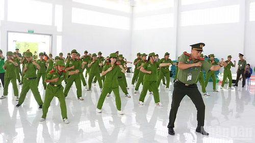 Hướng dẫn võ thuật Công an nhân dân cho các chiến sĩ.