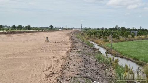 Thiếu đường dân sinh, người dân khó khăn trong sản xuất nông nghiệp.