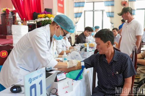 Thu nhận ADN của thân nhân liệt sĩ.