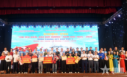 Lãnh đạo Cảnh sát biển Việt Nam và đại biểu với các thí sinh tham gia cuộc thi. 