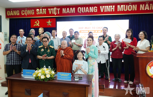  Trao tặng quà đến những nạn nhân chất độc da cam/dioxin. 