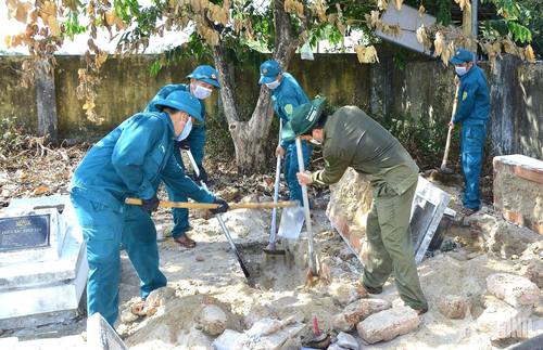  Đội lấy mẫu số 5, Bộ CHQS tỉnh Quảng Ngãi khai quật lấy mẫu hài cốt liệt sĩ tại nghĩa trang Đức Minh, xã Mỏ Cày. 