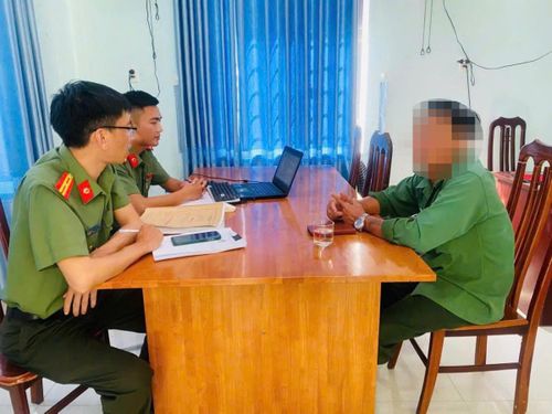 Công an xã Ninh Châu làm việc với cá nhân đăng thông tin sai sự thật trên mạng xã hội.