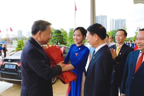 Xuân từng là đại diện sinh viên Học viện Công nghệ Bưu chính Viễn thông, vinh dự được trao tặng bó hoa tươi thắm đến Tổng Bí thư, Chủ tịch nước Tô Lâm trong Lễ kỷ niệm 80 năm ngành Bưu chính Viễn thông.