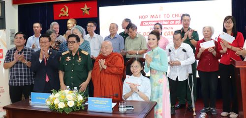  Ban tổ chức tặng quà đến nạn nhân chất độc da cam/dioxin 