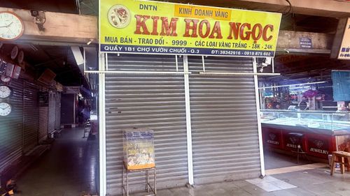  Tiệm Vàng Kim Hoa Ngọc trong chợ Vườn Chuối đóng cửa. Ảnh: NHUNG NGUYỄN 