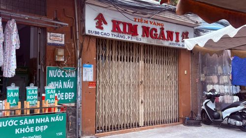  Tiệm vàng Kim Ngân I trong khu vực chợ Bàn Cờ đóng cửa. Ảnh: NHUNG NGUYỄN 