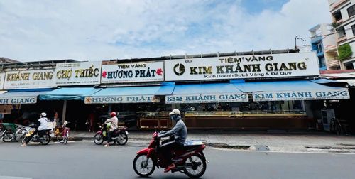  Các tiệm vàng ở chợ Thiếc vẫn mở bán, nhưng vắng khách. Ảnh: ĐÌNH DƯ 