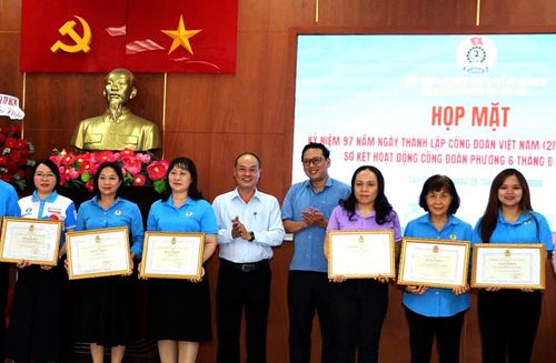  Công đoàn phường Tân Sơn Hòa trao khen thưởng cho các cá nhân, tập thể đạt thành tích xuất sắc 