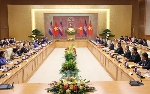  Thủ tướng Lê Minh Hưng hội kiến Chủ tịch Quốc hội Campuchia Samdech Khuon Sudary, chiều 28-7. Ảnh: QUANG PHÚC 