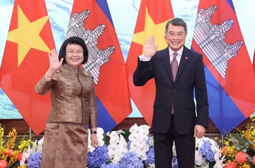  Thủ tướng Lê Minh Hưng và Chủ tịch Quốc hội Campuchia Samdech Khuon Sudary, chiều 28-7. Ảnh: QUANG PHÚC 