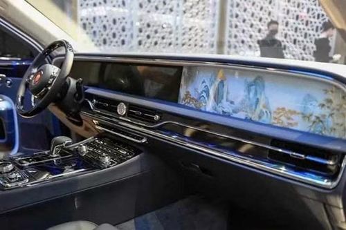 Ngay cả theo tiêu chuẩn của Rolls-Royce, các chi tiết trên Hongqi Golden Sunflower Guoli cũng được hoàn thiện hết sức cầu kỳ. Trong khi Rolls-Royce nổi tiếng với trần xe bầu trời sao, Hongqi cho biết một nghệ nhân của hãng phải dành hơn 1.200 giờ để hoàn thiện các họa tiết thêu trên phiên bản đặc biệt này.