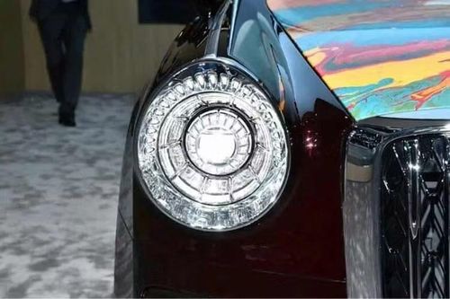 Hongqi là thương hiệu xe sang trực thuộc tập đoàn quốc doanh FAW. Nổi tiếng với việc sản xuất các mẫu xe limousine phục vụ các nhà lãnh đạo Trung Quốc từ thời cố Chủ tịch Mao Trạch Đông đến ông Tập Cận Bình, Hongqi đã dành nhiều năm qua để tái định vị, hướng đến phân khúc xe cao cấp, hạng sang và siêu sang.
