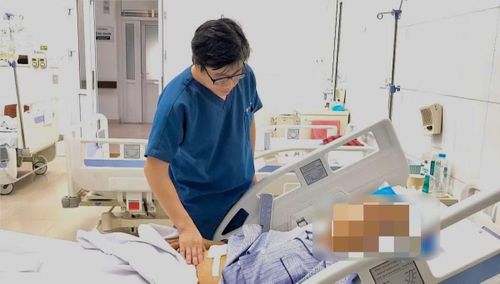Bác sĩ thăm khám cho người bệnh sau phẫu thuật - Ảnh BVCC