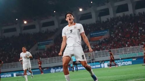 Tiền đạo Mitchell Baker (số 9) ăn mừng trong ngày lập hat-trick ngay trận ra mắt, góp công lớn giúp Indonesia thắng Campuchia 5-1 tại Bogor tối 27/7. Ảnh: ASEAN United FC
