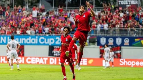 Tiền đạo Ilhan Fandi (số 19) ăn mừng bàn mở tỷ số, góp phần giúp Singapore thắng Timor Leste 2-0 trên sân Jalan Besar tối 27/7. Ảnh: ASEAN United FC