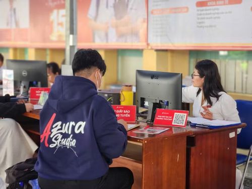 Thí sinh đến đăng ký nhập học tại Trường Cao đẳng Lý Tự Trọng. Ảnh: NTCC.
