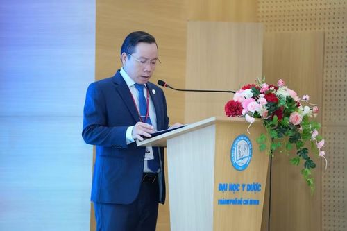PGS.TS.BS Nguyễn Văn Chinh - Phó Hiệu trưởng Trường Đại học Y Dược TPHCM, phát biểu tại buổi lễ.