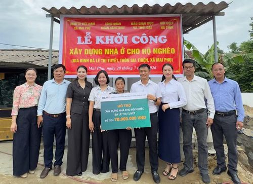  Đại diện Ngân hàng BIDV Hà Tĩnh trao biểu trưng ủng hộ. 