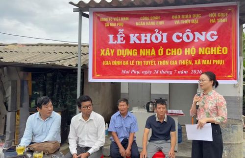  Bà Hoàng Thị Quỳnh Oanh - Phó Bí thư Thường trực Đảng ủy xã Mai Phụ phát biểu tại buổi lễ. 