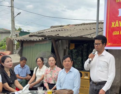  Ông Nguyễn Văn Dũng - Trưởng Văn phòng đại diện Báo GD&amp;TĐ khu vực Bắc Trung Bộ phát biểu tại buổi lễ. 