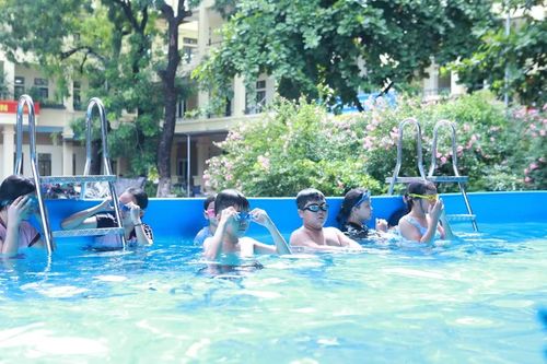 Các lớp học bơi mùa hè đóng vai trò quan trọng trong đảm bảo an toàn cho học sinh.